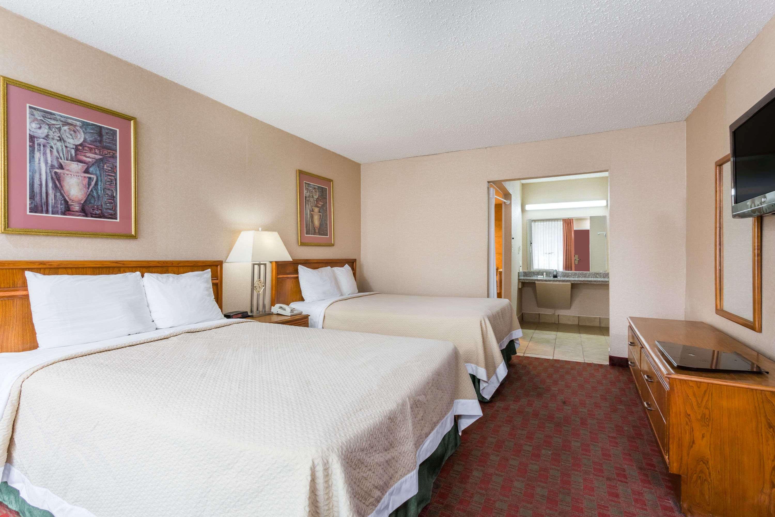 Days Inn By Wyndham Goldsboro Εξωτερικό φωτογραφία